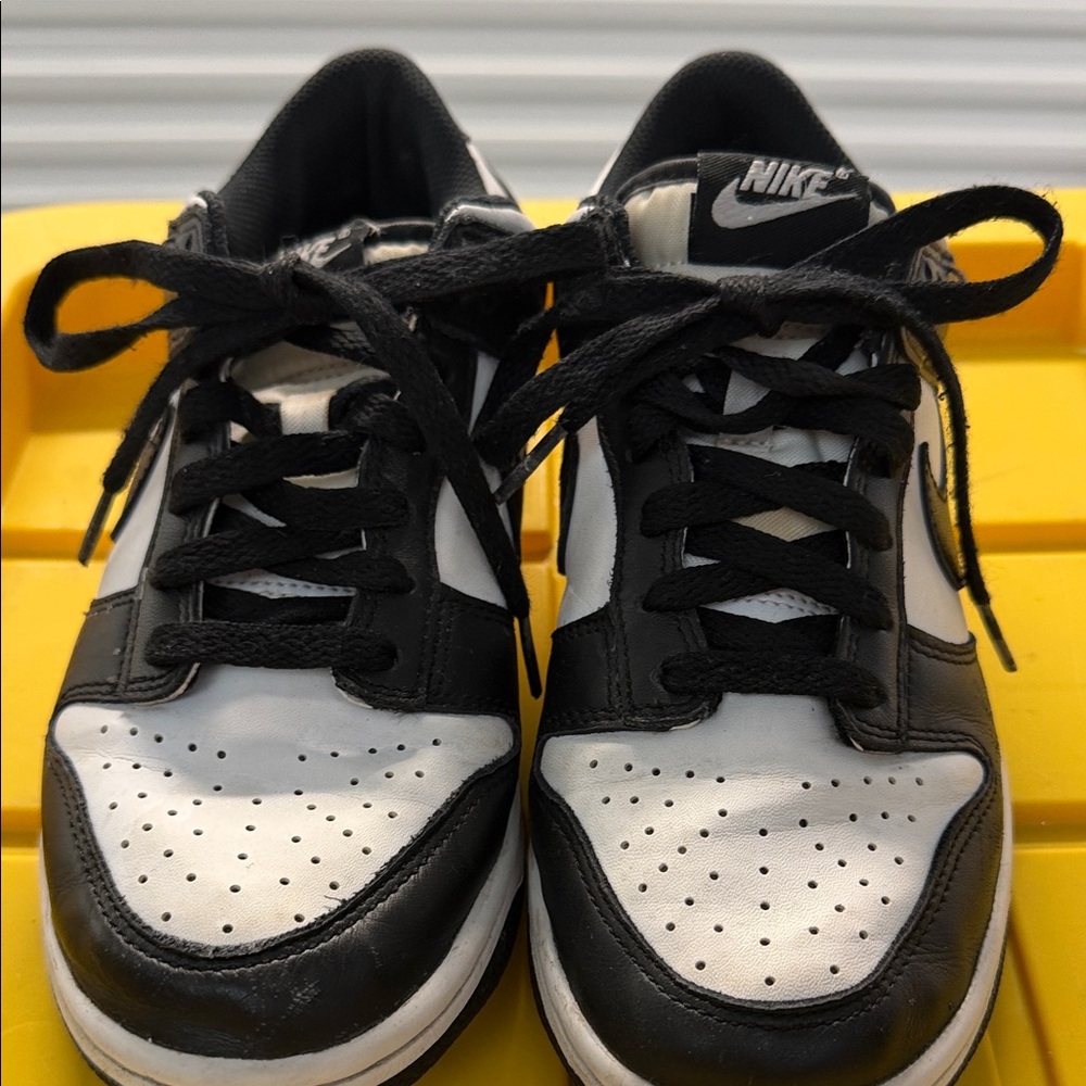 Nike Men's Black and White Lace-Up Sneakers
